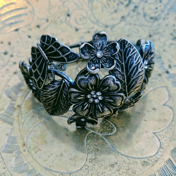 Black and silver flower bracelet - Picture 2 of 3